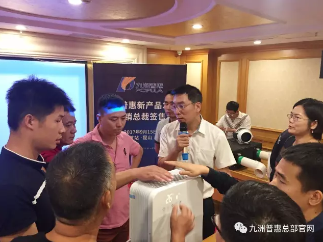 现场经销商对新产品充满兴趣 现场经销商对新产品充满兴趣
